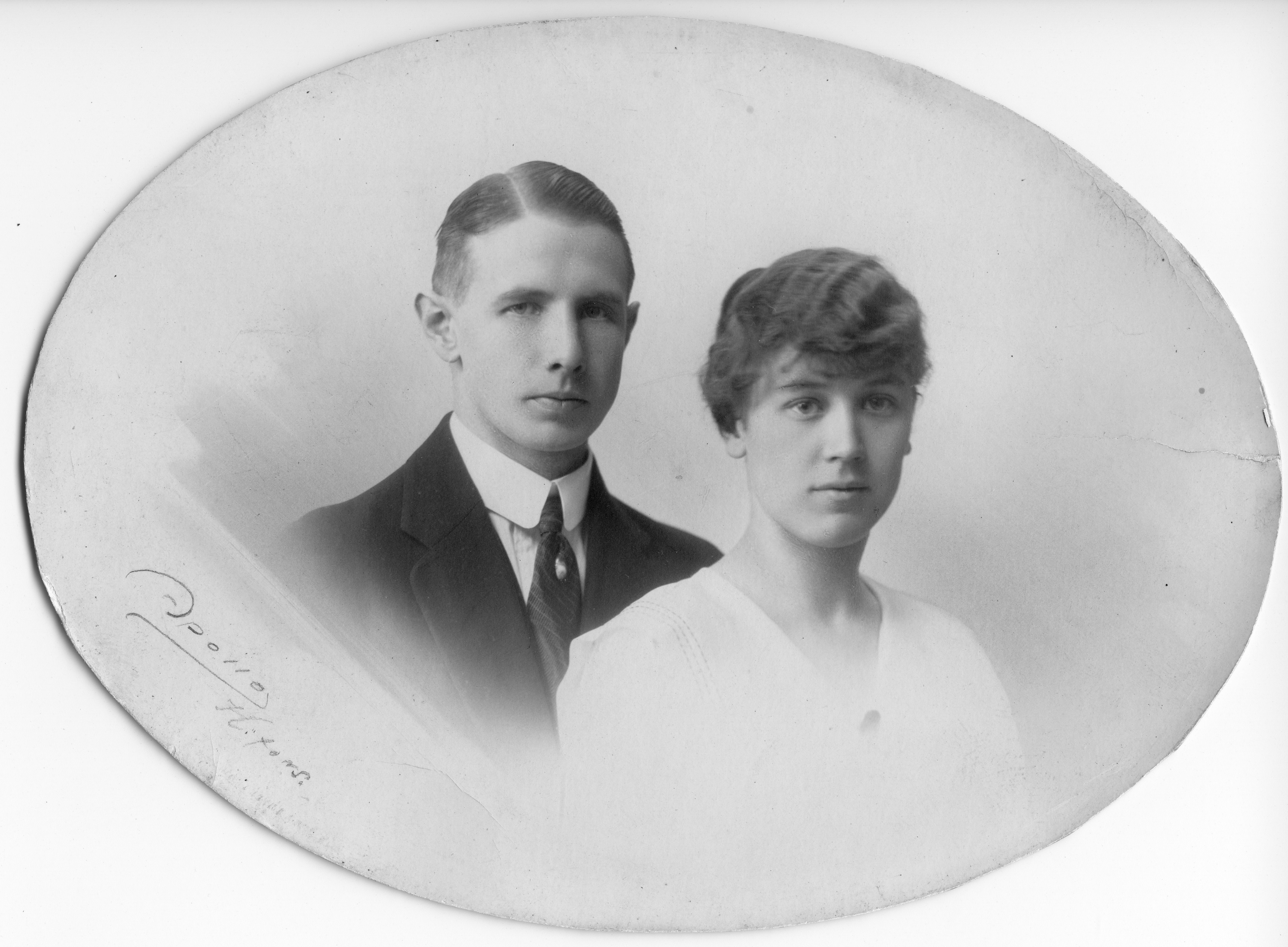 Signe ja Ane Gyllenbergin hääkuva vuodelta 1919.